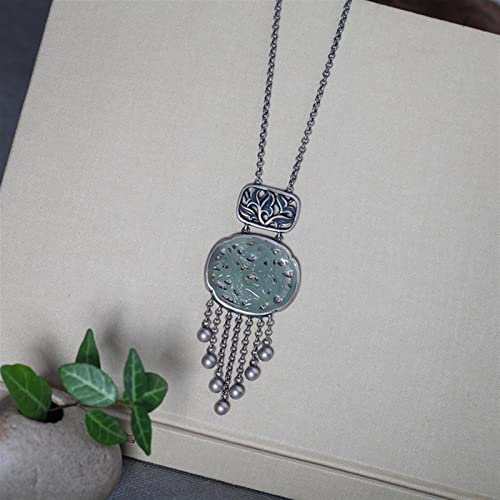 Collier long en argent avec pompon, le cadeau idéal pour femme