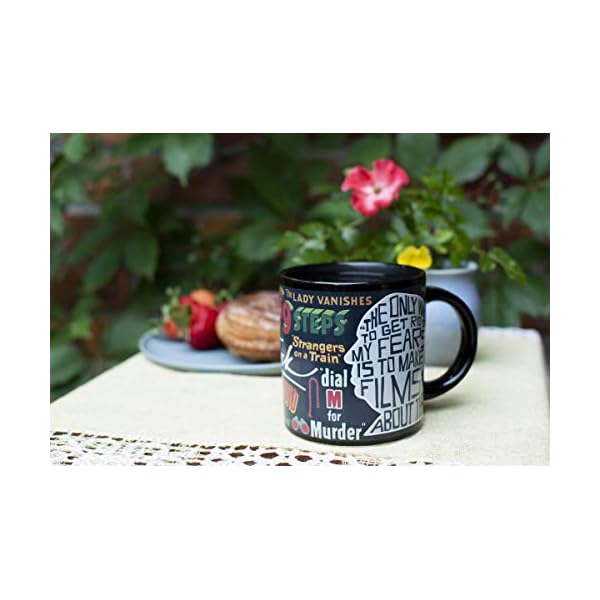 Taza de títulos de películas de Alfred Hitchcock que cambia el calor - Add Coffee and His Most Famous Films Aparecen - Imagen 8