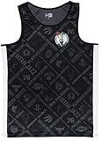 Elegante camiseta de fan negra con letras grises y emblema gris de todos los equipos de la NBA | Emblema de los Celtics en la parte delantera del jersey | Bandera de New Era en el lado izquierdo