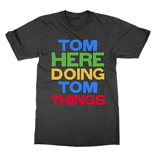 T-shirt Tom Here Doing Tom Things noir S fini les hauts sans personnalité