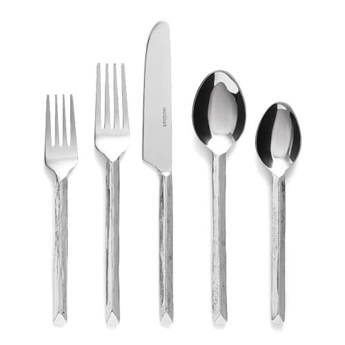 Which hand do americans hold forks