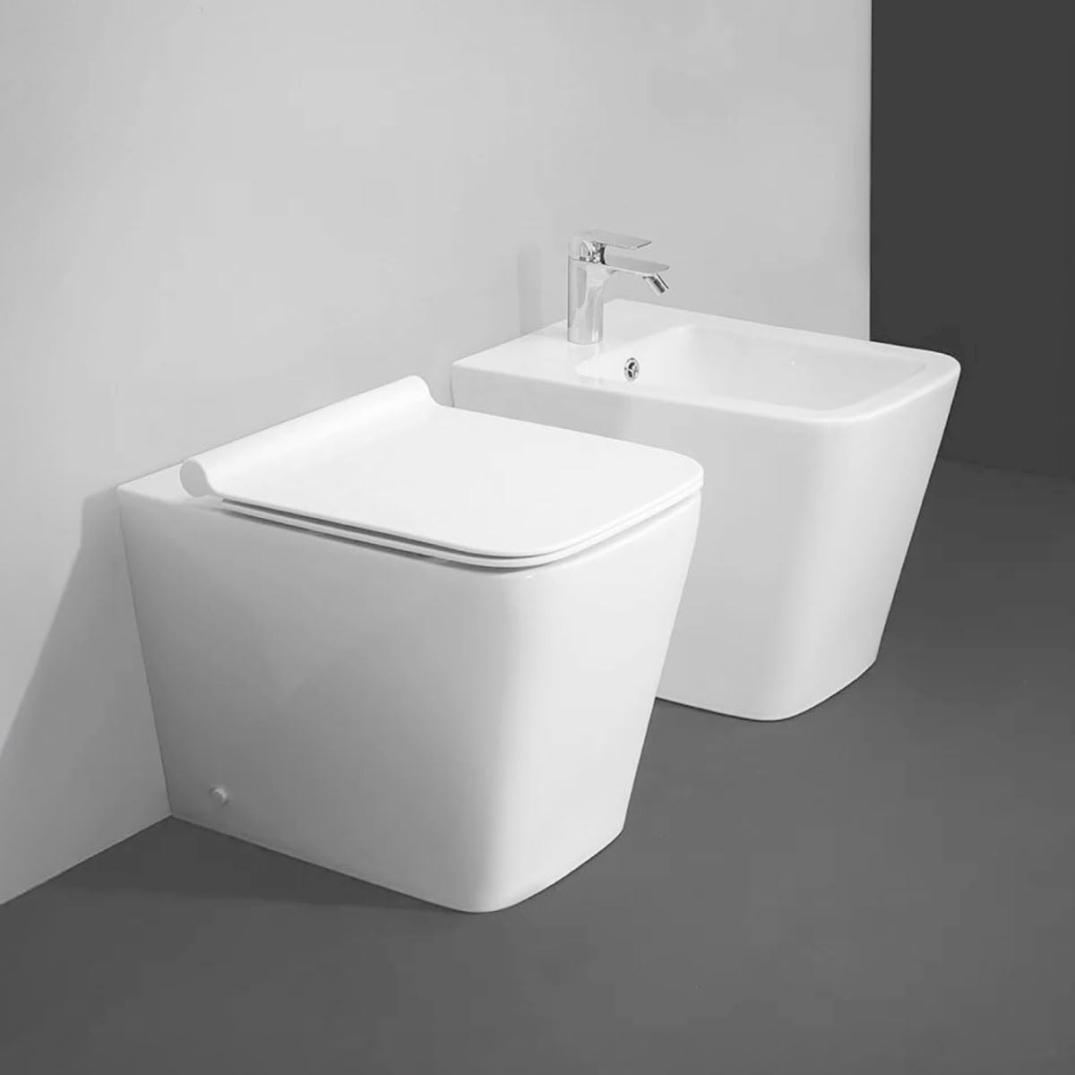 Vaso wc a terra filo parete in ceramica bianca serie pluma con sistema rimfree