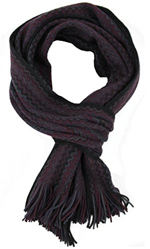 Écharpe tricot violet et gris pour affronter le froid urbain