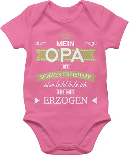 Shirtracer Baby Body Junge Mädchen - Sprüche - Mein Opa ist schwer erziehbar bald habe ich ihn mir erzogen - 1/3 Monate - Pink - babybody opas babymode witzig spruch bodys geschenk von