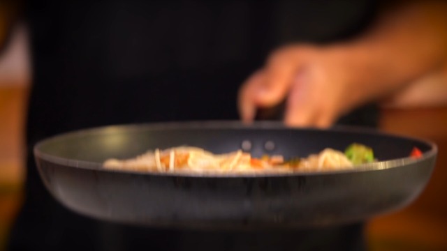 MasterChow Sweet and Spicy Noodle Pack - Hakka Noodles (300g) + Chilli & Garlic Bang Bang (220g)+ Sweet & Spicy Delhi Belly (220g) cooking sauce | Serves 4-5 Meals