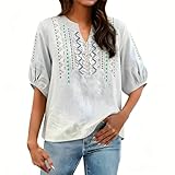 La broderie bohème orne le col en V et les manches bouffantes, ajoutant des détails artistiques et féminins qui rehaussent le style décontracté au quotidien.