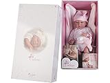 Gala es una muñeca bebé Reborn recién nacido de la colección de Muñecas Arias fabricadas en España con detalles reales de líneas y rasgos de bebés de verdad.