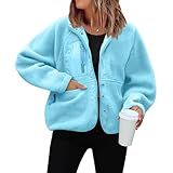 Détails Pratiques pour l'Hiver : Cette veste polaire femme est équipée de poches latérales pratiques, idéales pour ranger vos mains ou vos petits objets (téléphone, clefs). Son col relevable protège le cou contre le froid, tandis que la fermeture éclair robuste garantit une étanchéité optimale face au vent. Les finitions soignées ajoutent à sa praticité, faisant d'elle un indispensable hivernal pour toutes celles qui recherchent veste polaire femme fonctionnelle.