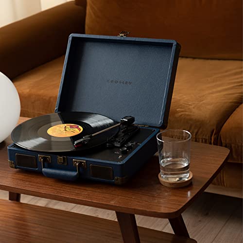 Crosley Cruiser Plus Tourne-Disque avec 2 Haut-parleurs, Bluetooth et AUX – Tourne-Disque Vintage à 3 Vitesses – pour vinyles de 7″, 10″ et 12″ – Portable avec étui intégré (Bleu.) - Les Beatles, Paul McCartney, John Lennon, RIngo Starr, George Harrison Crosley Cruiser Plus Tourne-Disque avec 2 Haut-parleurs, Bluetooth et AUX - Tourne-Disque Vintage à 3 Vitesses - pour vinyles de 7", 10" et 12" - Portable avec étui intégré (Bleu.) – Image 3