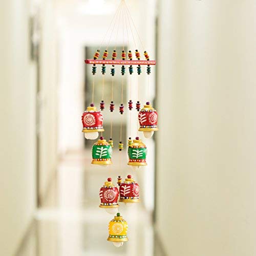 Hanging garden bell Risecollection en terre cuite contre les murs vides
