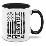 Photo Gallery shop4ever tazza da caffè e tè in ceramica con bandiera di donald trump 2024, 325 ml, regalo conservatore (manico nero) Photo Gallery shop4ever tazza da caffè e tè in ceramica con bandiera di donald trump 2024, 325 ml, regalo conservatore (manico nero)