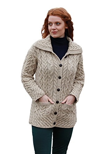 Aran Woollen Mills Lange Merinowolle Aran Knit Chunky Cardigan mit Kragen Umklappen für Damen (Skiddaw, S) Cover