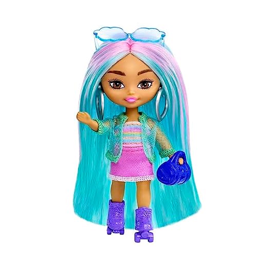 Barbie Extra Mini Minis Patinadora Muñeca pequeña con conjunto de moda, juguete +3 años (Mattel HLN45)