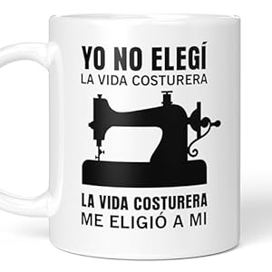 LA CASA DE LAS TAZAS® Taza para Costureras – Regalo Costura Original – Acompaña tus Sesiones con tu Máquina de Coser y Hilos de Coser – Complemento perfecto para tus Agujas, Hilos y Kit de Costura