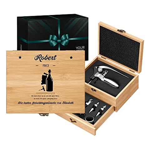 Maverton Weinöffner-Set personalisiert Weinset Sommelier Set - Geschenkbox Holzbox + 8er Weinzubehörset - aus Bambus - Braun - Geschenk zum Geburtstag für Männer - Geburtstagswünsche Cover