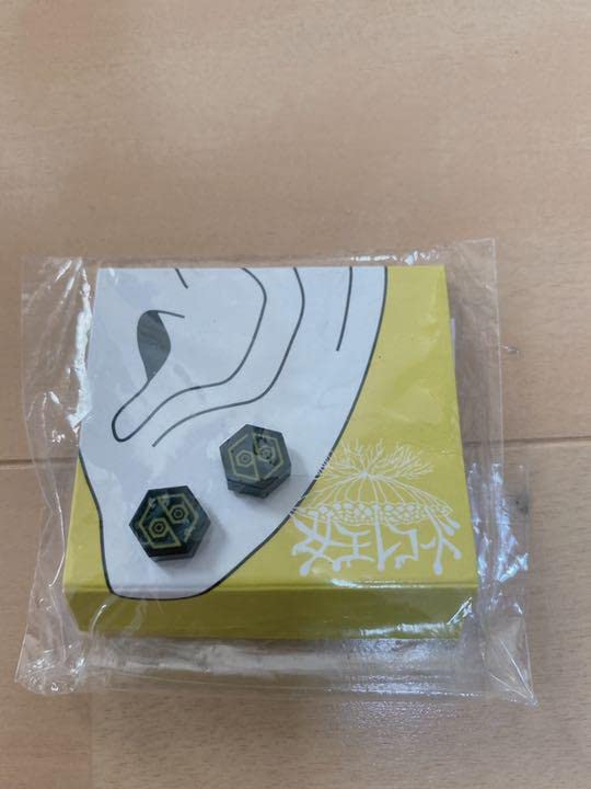 Amazon.co.jp: 女王蜂 グッズ ピアス : おもちゃ
