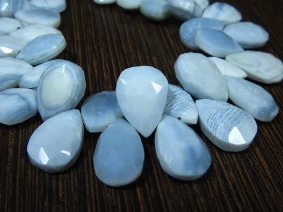 Opale bleue AA grandes briolettes poires taillées pour haute joaillerie