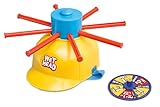 Este divertido paquete recibirás 1 spinner, 1 casco, 1 cubo de agua, 10 chinchetas y un delantal único que atrapará las salpicaduras.
