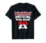 Divertida frase para el rey Kniffelkönig o perfecta idea de regalo para cualquier Kniffelkönigin. Diviértete con la taza de ajo y con el vaso de dados y el texto: «Knifffel y yo somos as». Producto oficial de Kniffel para jóvenes y mayores.