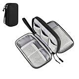 【Transport Facile】 : Compacte et légère, cette pochette disque dur externe se glisse facilement dans votre sac, sacoche ou valise. Sa conception pratique permet également de l’utiliser comme pochette passeport, garantissant un transport simple et organisé de vos appareils et documents essentiels.