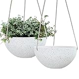 MATERIALES LIGEROS Y COLGADORES AJUSTABLES - Hechos de plástico reciclable duradero y polvo de piedra natural, estas macetas son lo suficientemente ligeras para colgarlas en cualquier lugar dentro y fuera. Siéntete libre de ajustar la altura a tu gusto con su robusto y resistente colgador de triple cuerda. El aspecto parecido al hormigón le da a estas macetas colgantes un aspecto natural sin el peso.