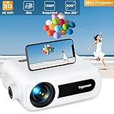 【Support 1080P brightness】El videoproyector soporta una imagen clara de 1080P full HD con 7000Lux, relación de aspecto 16:9/4:3/auto, y lente recubierta de alta calidad para niveles de color más ricos y una mayor reproducción de la imagen, presentando una calidad de imagen clara y colorida.