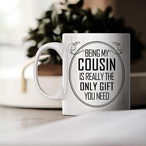 Taza de café con texto en inglés "Being My Cousin Is Really The Only Gift You Need – La mejor idea de regalo para cumpleaños, día de Navidad, para hombres, mujeres y familias
