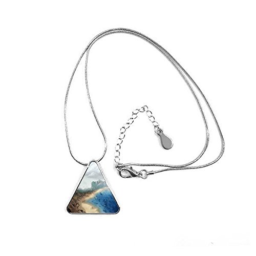 Collier avec chaîne paysage abstrait océan et montagne pour un look artistique unique