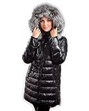 Diese Jacke ist mit einem Reißverschluss verschlossen und hat zwei Reißverschlusstaschen.