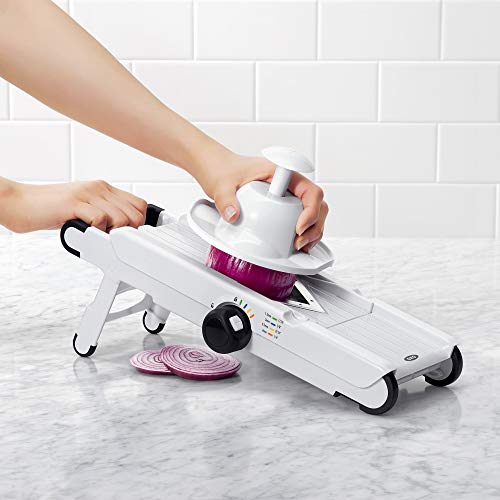 Foto von OXO Good Grips Gemüsehobel/Küchenreibe mit V-Klinge aus Edelstahl