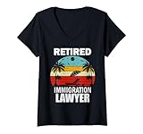 Rechtsanwalt Humorvoller pensionierter Anwalt für Immigration T-Shirt mit V-Ausschnitt