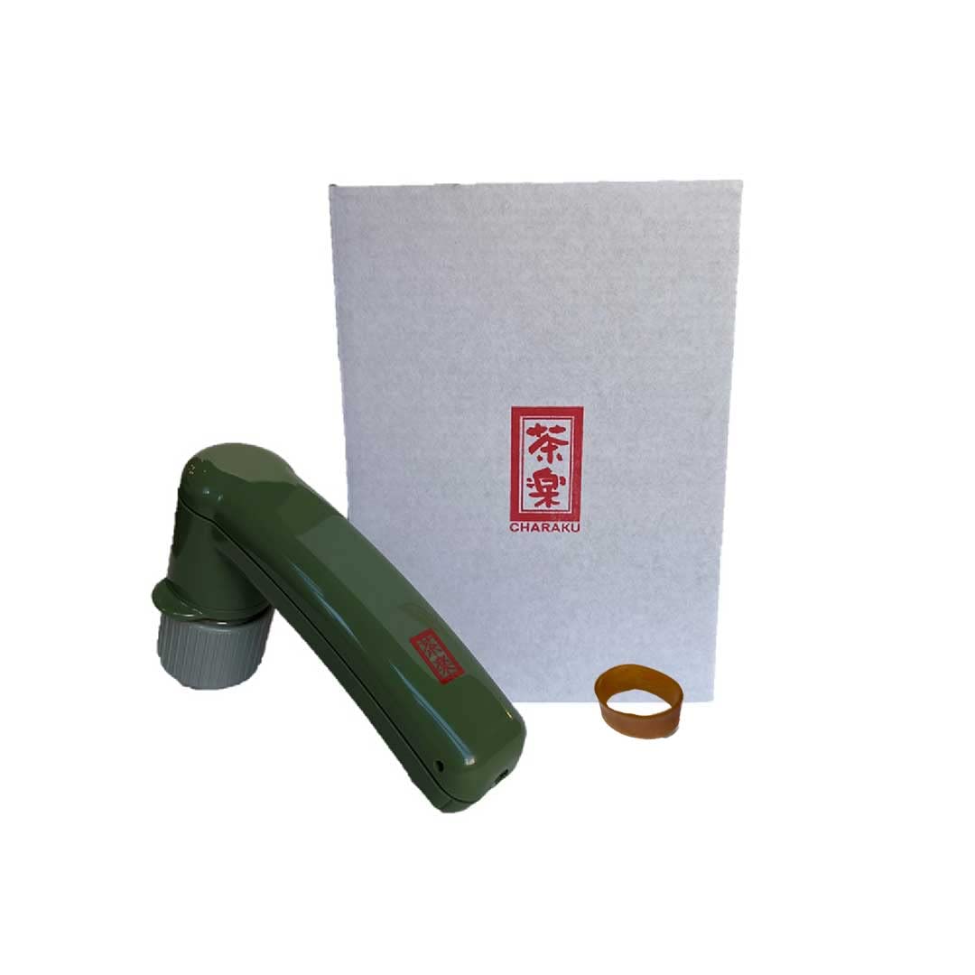 Charaku, japanischer elektrischer Matcha-Schneebesen/Einzeleinheit, Dosis nicht im Lieferumfang enthalten, Bambus-Schneebesen, Adapter und Batterie.