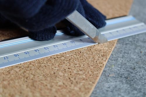 Foto von WEDO Schneidelineal 50 cm – Aluminiumlineal mit Stahlkante & rutschfester Gummilasche für exakte Schnitte – präzise Skala, robust & non-slip