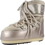 Las botas de nieve Moon Boot Icon Low Glance para mujer tienen las siguientes características: Las botas de nieve Moon Boot Icon Low Glance para mujer son botas cálidas de invierno con un forro de espuma especial que se adapta a la forma de cada pie. Especificaciones: ajuste: corte regular; adecuado para varias tallas gracias al forro de espuma; diseño de altura media; cordón en la parte superior; cordones decorativos (no aptos para botas ajustadas); recomendación de pedir una talla más grande, por ejemplo, para la talla EU 38, elegir EU 39-41 Material exterior: repelente al agua; tacón y decoración de PVC; eje de material sintético con brillo satinado Forro: cálido, ajuste al pie Forro de
