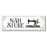 TypeStoff Türschild mit Spruch - Nähstube - Wandschild Dekoschild als Dekoration - 10 x 29 cm aus stabiler PVC Hartschaumplatte 5 mm, ultraleicht - TÜ-01581