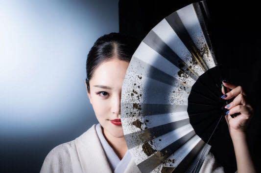Amazon.co.jp: 椎名林檎 プレミア限定生産グッズ「堅牢舞踏扇子」化粧