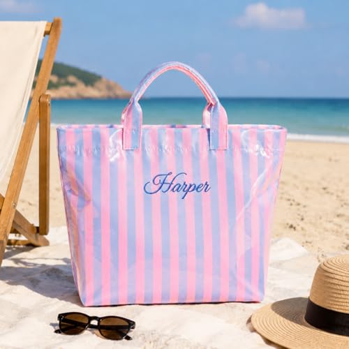 Bolso tote personalizado con rayas para mujer, bolso impermeable con nombre bordado en plástico brillante para playa y piscina, bolso grande con impresión para vacaciones de verano y viajes, regalo para viaje de chicas miniatura 6