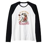 Parfait pour les amateurs de livres et les amateurs de fantaisie, ce design capture la magie de la saison des vacances avec un dragon de lecture fantaisiste. Adoptez votre amour pour les livres avec style.