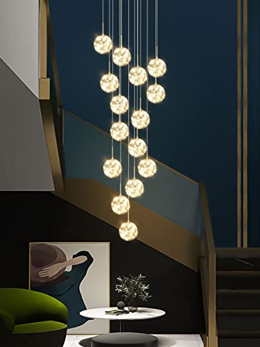 Chandelier escalier effet ciel étoilé pour une ambiance salon de villa chaleureuse