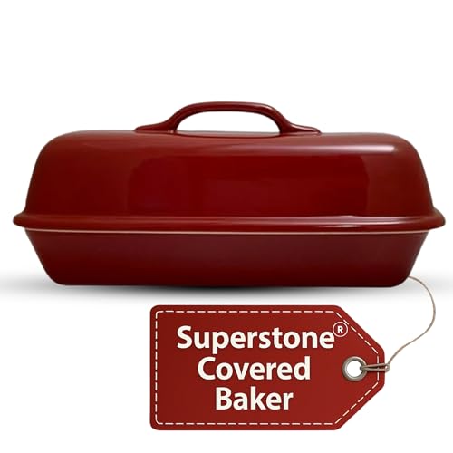 Sassafras Superstone - Panadero cubierto con tapa, exterior esmaltado rojo e interior de gres sin esmaltar, hornea un pan italiano artesanal con corteza crujiente y una miga ligera