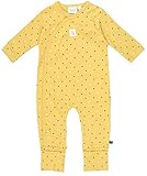 Bequemer Einteiler / Overall mit Umschlagbündchen am Fuß aus weichem, dicht gewebtem Baumwolljersey in feiner Rippjersey Ware, in Bio Qualität, in der Grundfarbe Senfgelb mit kleinen Sternchen Allover für kleine Jungen aber auch Mädchen zu tragen von dem Niederländischem Babymode Label FEETJE. 