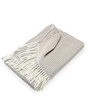 Große Farbvielfalt - Die Sofadecke wird in den Farben Anthrazit, Beige, Altrosa und Petrol angeboten und graue Fransen runden das schöne Design der Decke ab