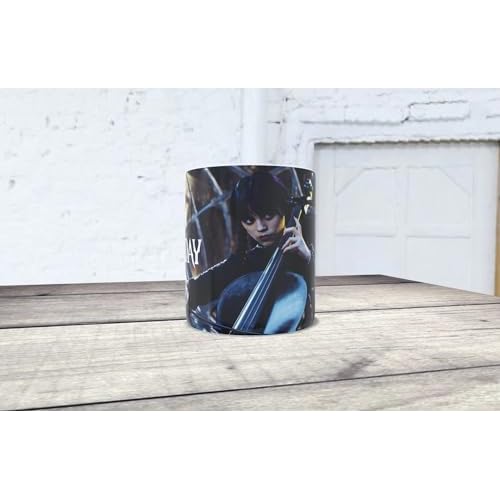 Taza personalizada de Miércoles Addams tocando el contrabajo. Ideal para todos los admiradores de la famosa serie y personaje.