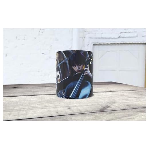 Taza personalizada de Miércoles Addams tocando el contrabajo. Ideal para todos los admiradores de la famosa serie y personaje.