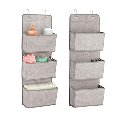 mDesign Organizador de tela con 3 bolsillos – Juego de 2 colgadores de puerta de tejido efecto yute – Estantería de tela ideal para artículos de bebé como peluches, pañales o toallitas – Beis