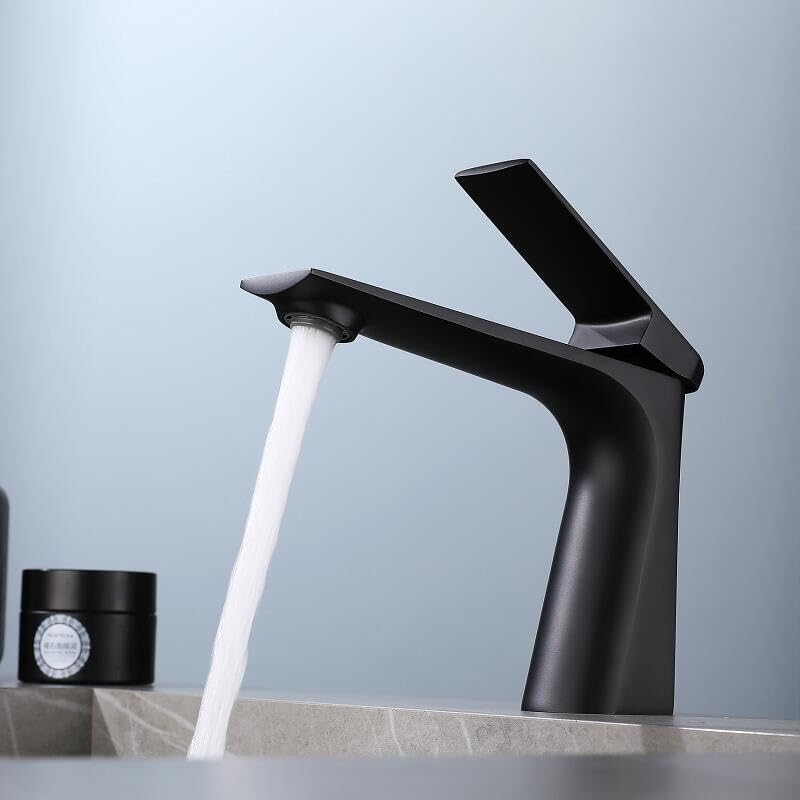 Robinet or brossé de salle de bain design élégant et durable