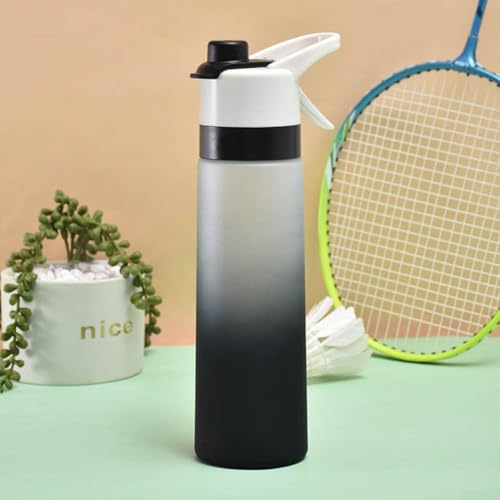 Botella de agua con atomizador de 700 ml para botella deportiva de policarbonato duradera con tapa abatible y asa de transporte para viajes, senderismo, uso en el gimnasio (negro)