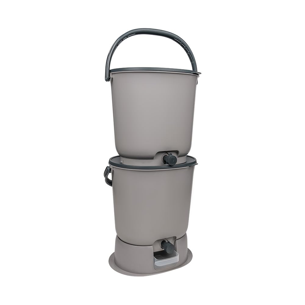 Skaza Bokashi Essential Biomülleimer Küche Set (2 x 15,3 Liter) + Base – Komposteimer Küche und Garten aus recyceltem Kunststoff – Starter Set + incl. 1 kg Fermentation Starter (Hellgrau)