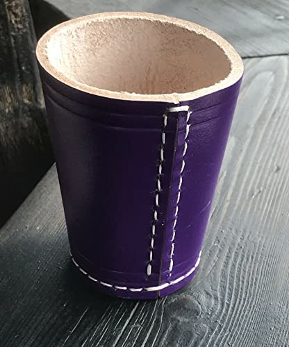 Der ultimative Würfelbecher Color in lila - Purple. Lederware Cover