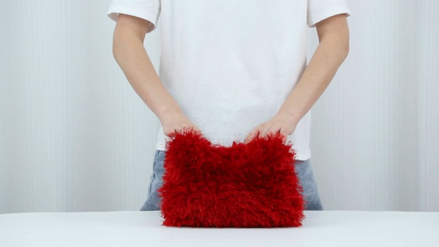 Bolso tipo Hobo peludo para mujer rojo miniatura 7